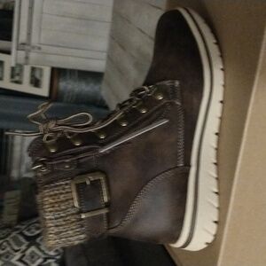 Cliffs by White Mountain hiking shoes